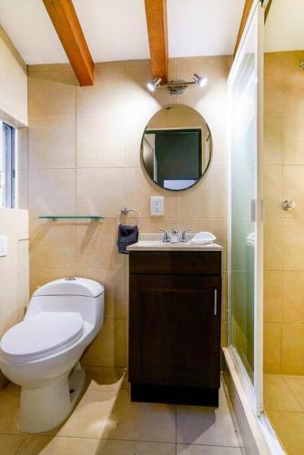 Grande Casa Arbolada/ Asadores Y �reas Verdes