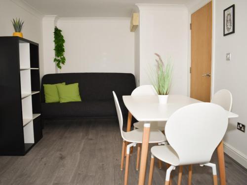 Pass The Keys Centrally Located Apartment With Large Balcony