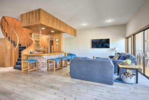 Waterfront Oxnard Escape With Kayaks And Dock!