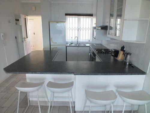 Dolphins Nook- 2 Bedroom Beach Apartment