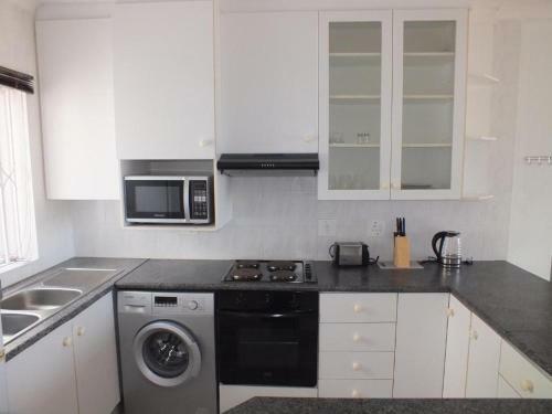 Dolphins Nook- 2 Bedroom Beach Apartment