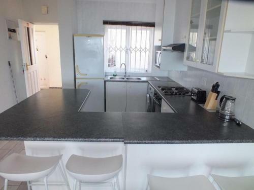 Dolphins Nook- 2 Bedroom Beach Apartment