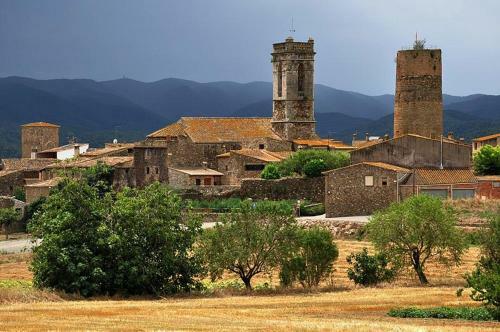 Baix Empord�. Incre�ble Casa En Pueblo Medieval