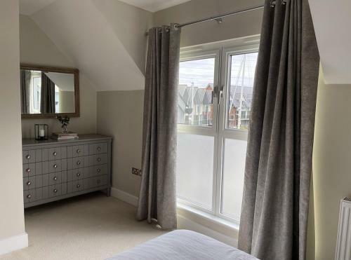 Olive House- 4 Bedroom Property On The Harbour!