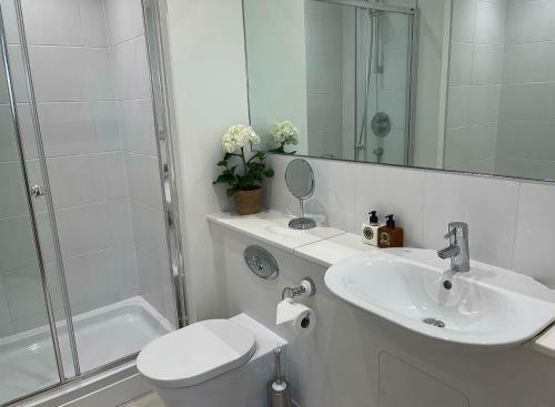 Olive House- 4 Bedroom Property On The Harbour!