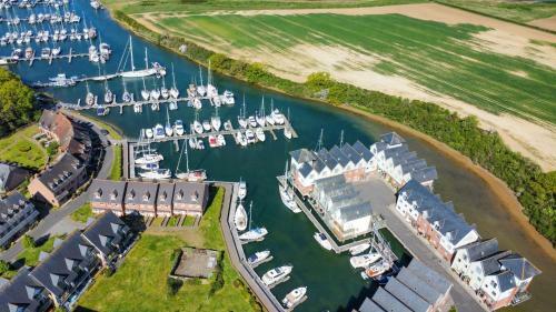 Olive House- 4 Bedroom Property On The Harbour!