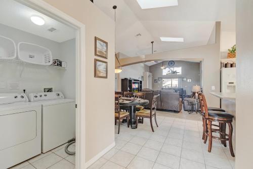 Two Master Bedrooms Pool Home Private Yard
