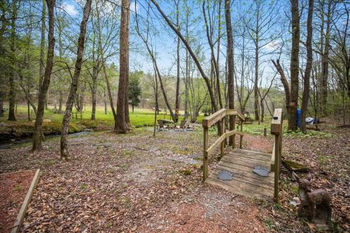 Bear Necessities - Cozy Cabin Beside Briar Creek, Fire Pit, Wifi, Pet Friendly