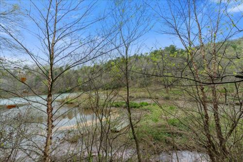 Autumns Hollow - Adorable Rustic Log Cabin Lake View, Pet Friendly