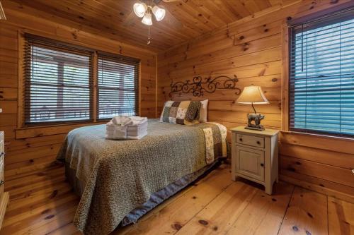 Autumns Hollow - Adorable Rustic Log Cabin Lake View, Pet Friendly