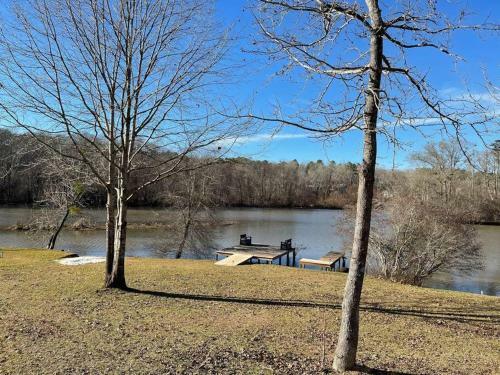 New! Lake House Retreat With Private Dock, Kayaks & Firepit