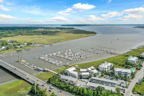Waterside Retreat - Tons Of Amenities, Close To Everything!