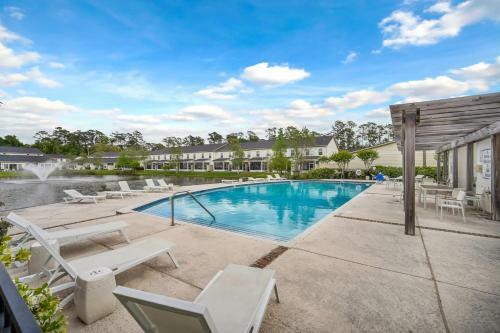 Waterside Retreat - Tons Of Amenities, Close To Everything!