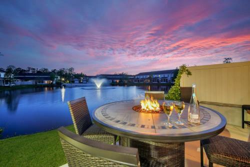 Waterside Retreat - Tons Of Amenities, Close To Everything!
