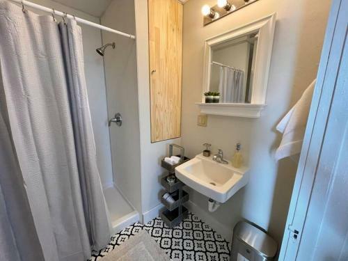 Tranquil Apartment For R&r In Historic Uptown
