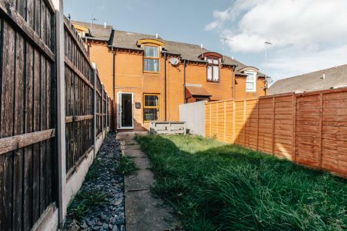 Apartamento Modern 3bd House W/2wcs +15mins Train 2 Bham &wolv