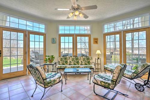 Spacious Chester Home With Yard On James River!