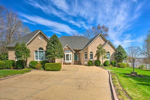 Spacious Chester Home With Yard On James River!