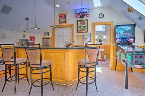 Spacious Chester Home With Yard On James River!