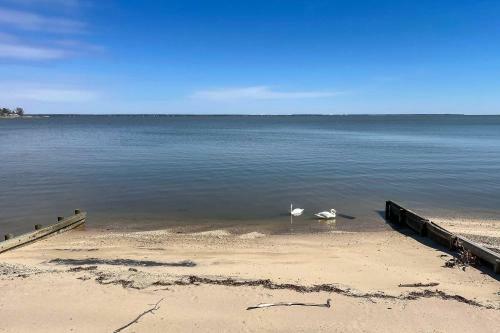 Waterfront Cottage With Private Beach And Deck!