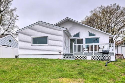 Waterfront Cottage With Private Beach And Deck!