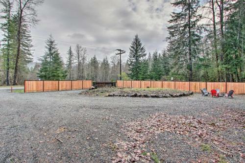 Secluded Ashford Getaway With Fire Pit And Grill!