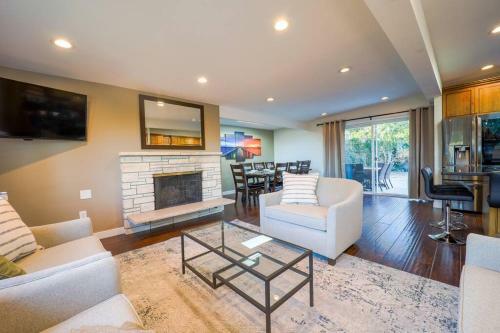 Modern Lake Hills Villa, Ideal Long Or Shared Stay