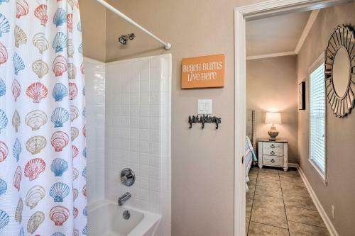 Crystal Beach Coastal Home - Walk To Shore!