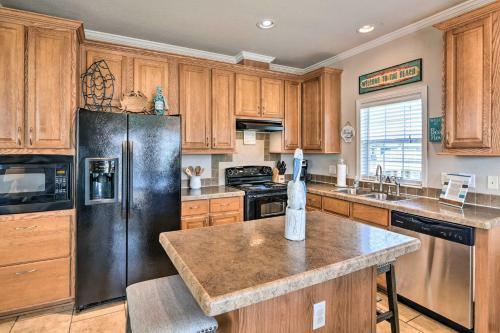 Crystal Beach Coastal Home - Walk To Shore!