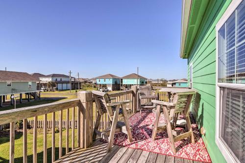 Crystal Beach Coastal Home - Walk To Shore!