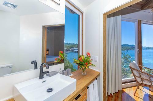 Awesome Over The Water Overlooking West End - Aire Agua Home