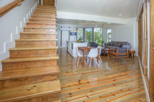 Awesome Over The Water Overlooking West End - Aire Agua Home