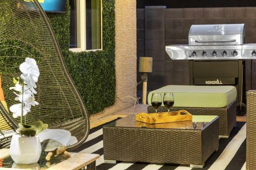 Euphoria In Peoria! [heated Pool & Prime Location]