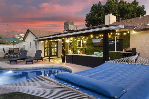 Euphoria In Peoria! [heated Pool & Prime Location]