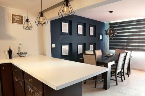 Downtown, Clean & Equiped 1-floor 3-bedroom House