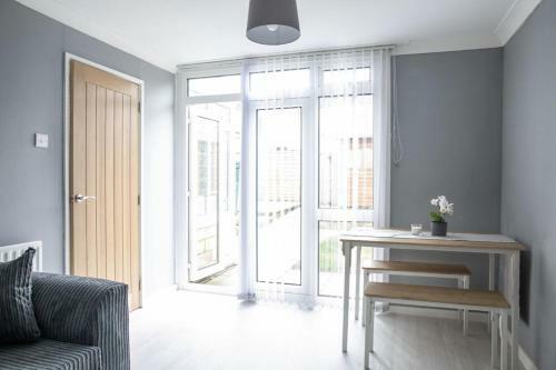 Impeccable 2-bed Home Close To City Centre!!