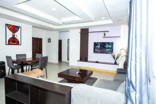 Pistbooking- Astonishing 3 Bedroom Apartment