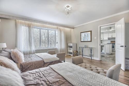 Spacious Vacation Home With Ravine