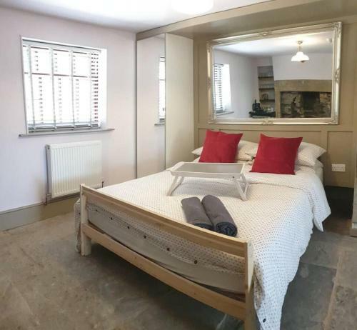 Canal Side Cottage Sleeps Up To 12 Guests