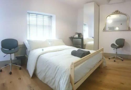 Canal Side Cottage Sleeps Up To 12 Guests