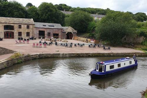Canal Side Cottage Sleeps Up To 12 Guests