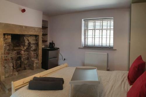 Canal Side Cottage Sleeps Up To 12 Guests