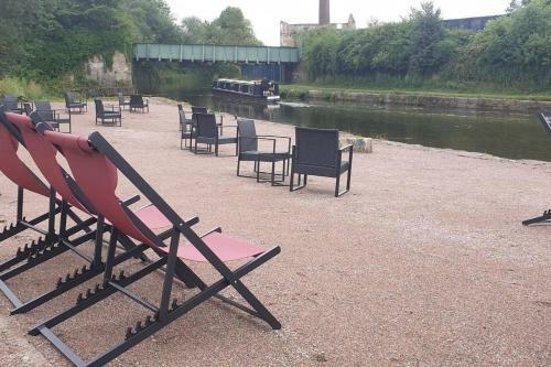 Canal Side Cottage Sleeps Up To 12 Guests