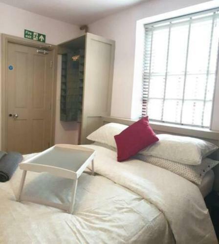 Canal Side Cottage Sleeps Up To 12 Guests