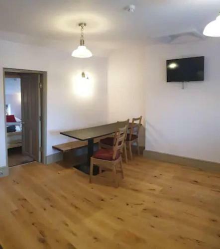 Canal Side Cottage Sleeps Up To 12 Guests
