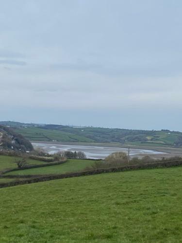 Beautiful 2 Bed Bungalow In Laugharne Situated