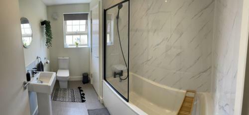 Stunning 3 Bedroom Home With Free Parking And Wifi
