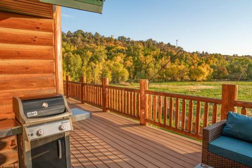 Spacious Luxury Log Home - 25 Min To Skiing, Boating And Trails!