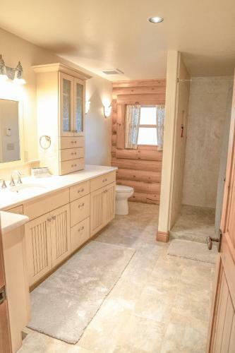 Spacious Luxury Log Home - 25 Min To Skiing, Boating And Trails!