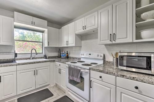 Sun-soaked Bradenton Home With Screened Porch!